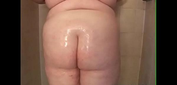  Redhead SSBBW Oils Up In the Shower